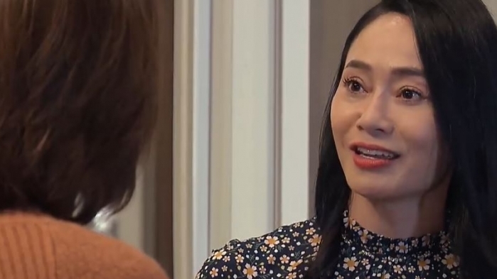 Hương vị tình thân tập 31: Khi chiếc ô tô lao đến, có một cánh tay kéo bà Dần vào vỉa hè