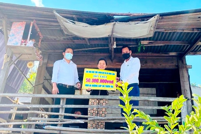 Đoàn nghệ sĩ Hoài Linh đã trao hơn 2,8 tỷ đồng đến người dân Quảng Nam Đoàn nghệ sĩ Hoài Linh đã trao hơn 2,8 tỷ đồng đến người dân Quảng Nam