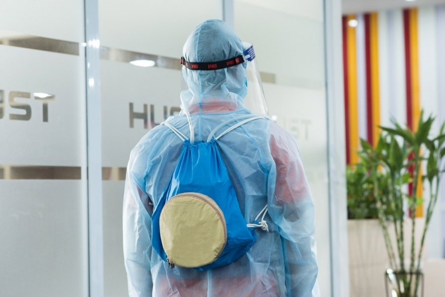 Sinh viên Bách khoa thiết kế 'áo làm mát' hỗ trợ bác sĩ chống dịch Covid-19 Sinh viên Bách khoa thiết kế 'áo làm mát' hỗ trợ bác sĩ chống dịch Covid-19