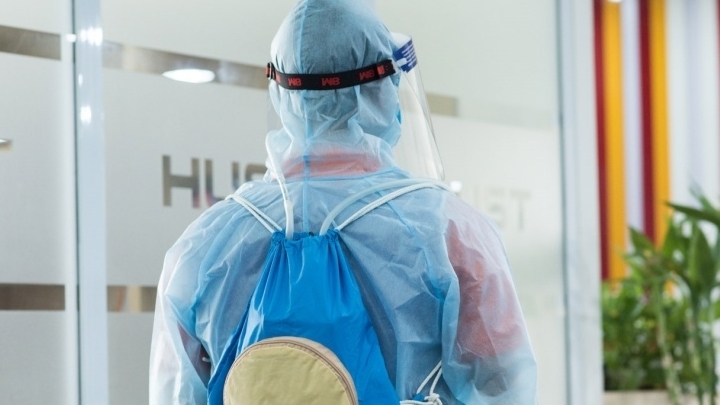 Hỗ trợ bác sĩ chống dịch Covid-19, sinh viên Bách khoa thiết kế 'áo làm mát' thần kỳ