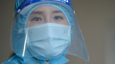 Hoa hậu Mai Phương Thúy, H'Hen Niê gây ấn tượng đặc biệt khi mặc đồ bảo hộ kín mít giữa thời tiết nóng bức