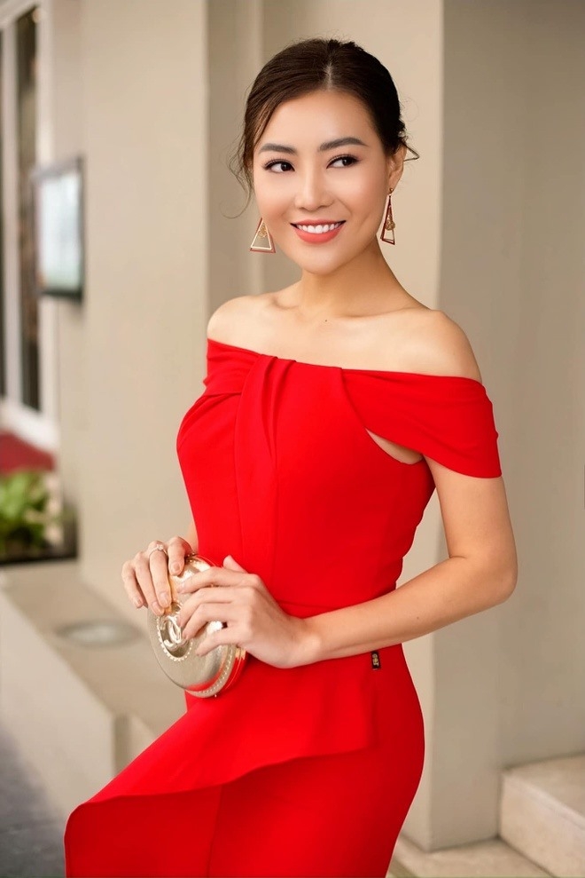 Đỏ là màu sắc được sao nữ yêu thích vì giúp cô tôn lên làn da trắng. 