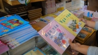 Bộ GD&ĐT: Giảm giá sách giáo khoa, không được vận động học sinh, phụ huynh mua sách tham khảo