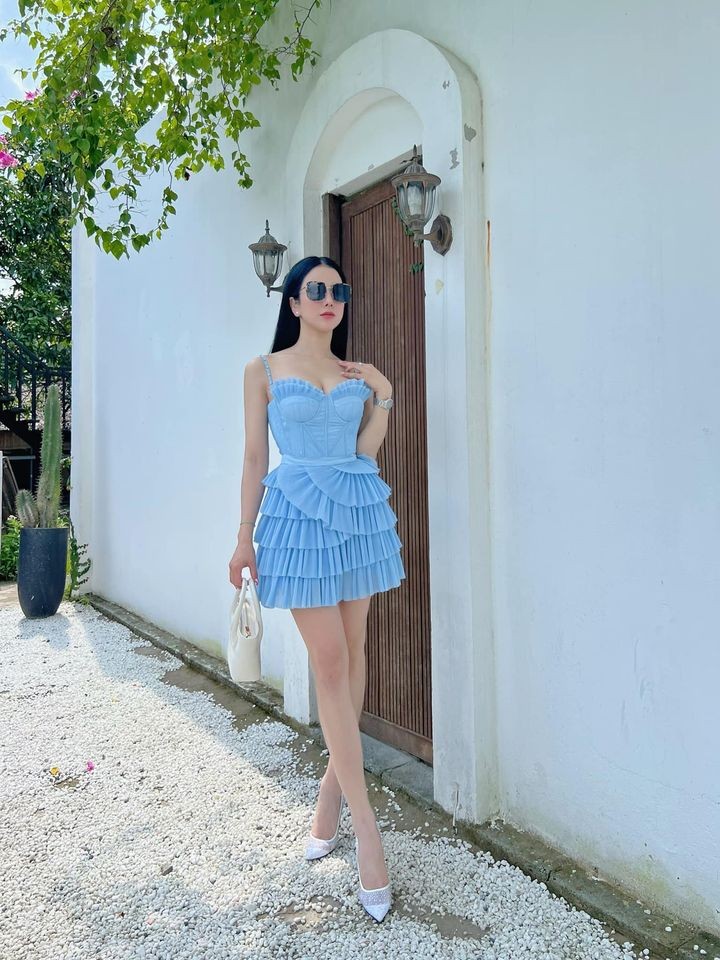 Diệp Lâm Anh xinh đẹp với đầm xanh