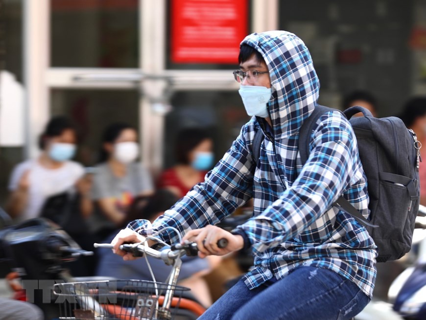 Người dân dùng áo chống nắng khi di chuyển ngoài trời