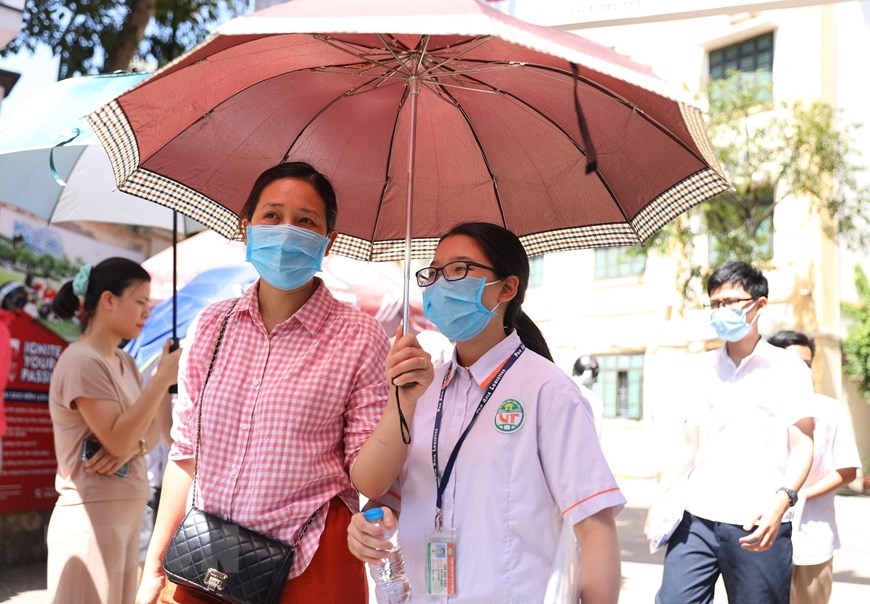 Phụ huynh đưa đón con em đi thi.