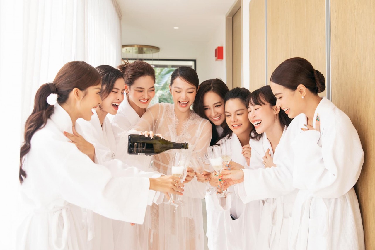 Sao Việt: Noo Phước Thịnh 'tình tứ' bên Mai Phương Thúy,