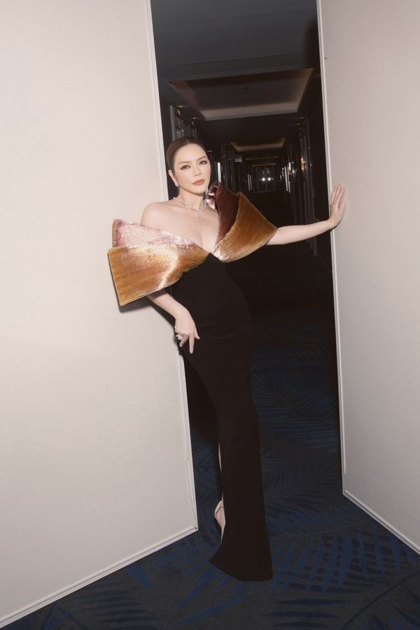 Sao Việt: Noo Phước Thịnh 'tình tứ' bên Mai Phương Thúy,