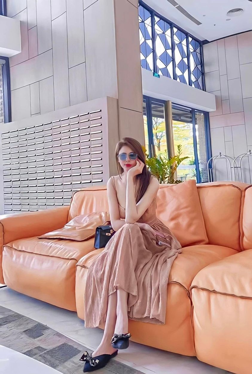 Sao Việt: Lý Nhã Kỳ hóa thân thành cô gái văn thư, Mạnh Trường có tin vui, MC Lê Anh điển trai