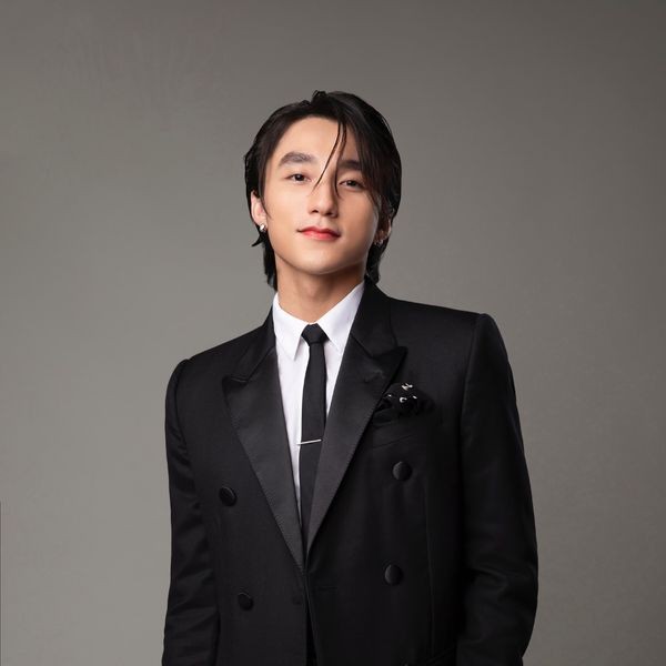 Sao Việt: Sơn Tùng M-TP khiến fan 'dậy sóng' vì ảnh đẹp, Hồng Diễm thướt tha trên phố