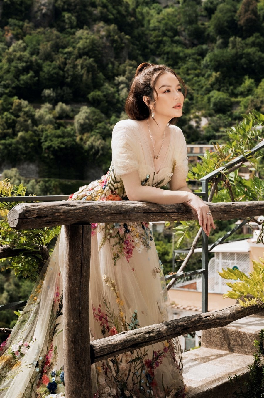 Lý Nhã Kỳ 'hóa nàng thơ' bên bờ biển Positano, Italy Lý Nhã Kỳ 'hóa nàng thơ' bên bờ biển Positano, Italy