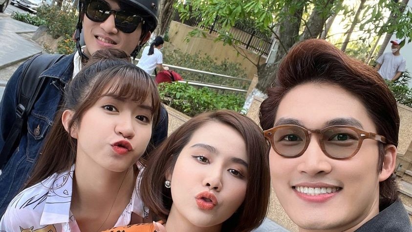 Sao Việt: Diễn viên phim Thương ngày nắng về chụp ảnh xì tin, Midu cực gợi cảm