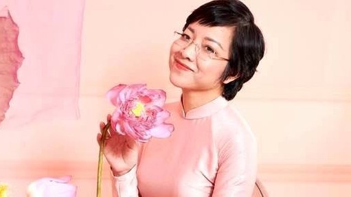 MC Thảo Vân gây ngỡ ngàng khi đọ sắc cùng hoa sen