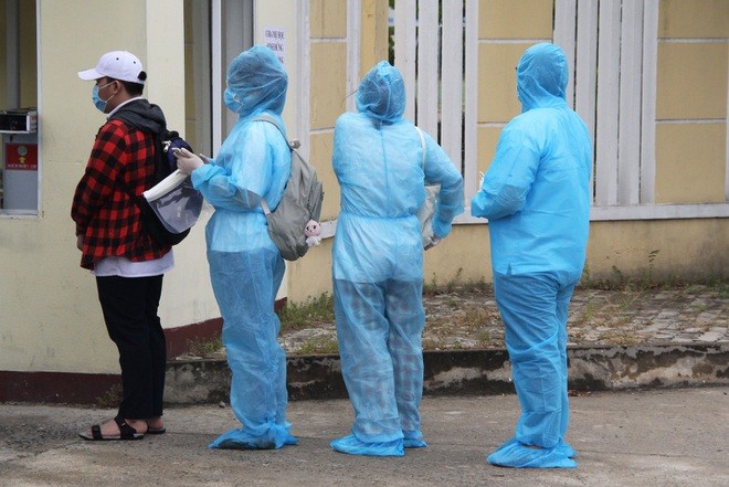 Đà Nẵng: Hơn 40 thí sinh mặc đồ bảo hộ kín mít đến làm thủ tục thi Đà Nẵng: Hơn 40 thí sinh mặc đồ bảo hộ kín mít đến làm thủ tục thi