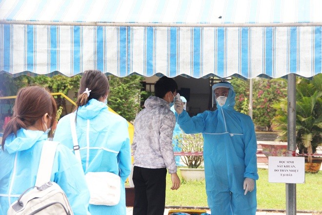 Đà Nẵng: Hơn 40 thí sinh mặc đồ bảo hộ kín mít đến làm thủ tục thi Đà Nẵng: Hơn 40 thí sinh mặc đồ bảo hộ kín mít đến làm thủ tục thi