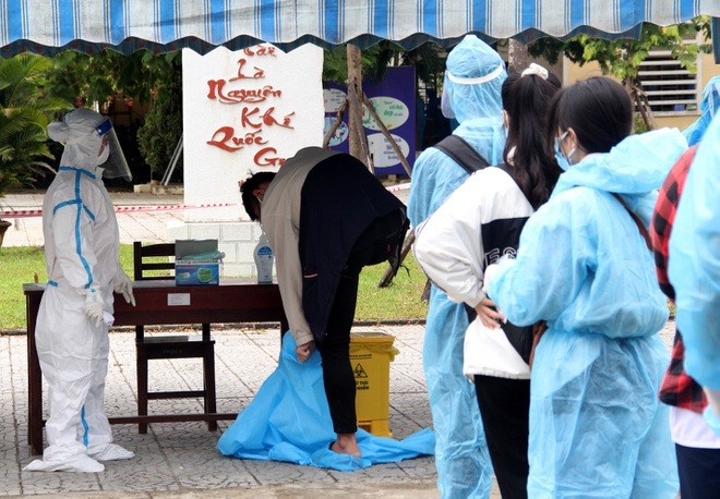 Đà Nẵng: Hơn 40 thí sinh mặc đồ bảo hộ kín mít đến làm thủ tục thi Đà Nẵng: Hơn 40 thí sinh mặc đồ bảo hộ kín mít đến làm thủ tục thi