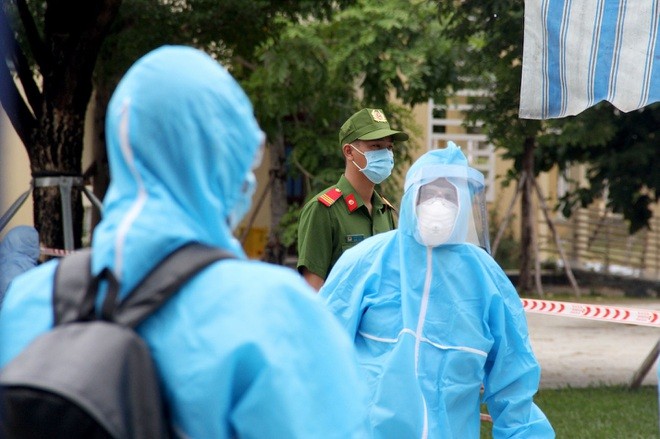 Đà Nẵng: Hơn 40 thí sinh mặc đồ bảo hộ kín mít đến làm thủ tục thi Đà Nẵng: Hơn 40 thí sinh mặc đồ bảo hộ kín mít đến làm thủ tục thi