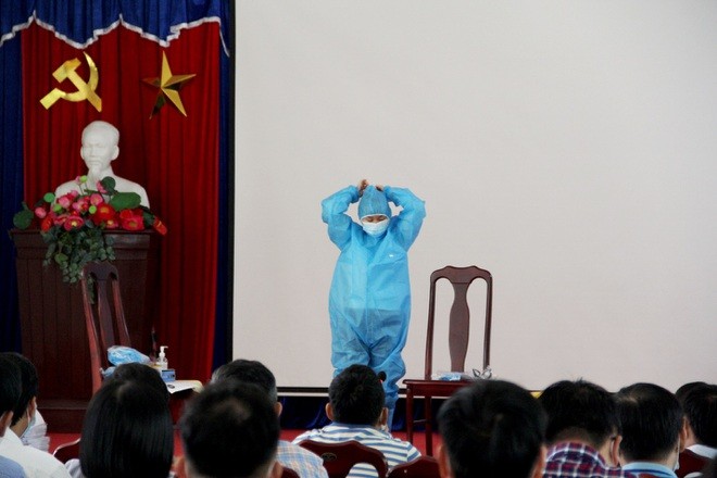 Đà Nẵng: Hơn 40 thí sinh mặc đồ bảo hộ kín mít đến làm thủ tục thi Đà Nẵng: Hơn 40 thí sinh mặc đồ bảo hộ kín mít đến làm thủ tục thi