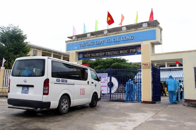 Đà Nẵng: Hơn 40 thí sinh mặc đồ bảo hộ kín mít đến làm thủ tục thi Đà Nẵng: Hơn 40 thí sinh mặc đồ bảo hộ kín mít đến làm thủ tục thi