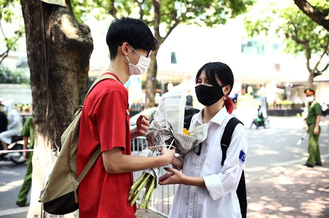 Nữ sinh được tặng hoa trước cổng trường thi gây "sốt" Nữ sinh được tặng hoa trước cổng trường thi gây "sốt"