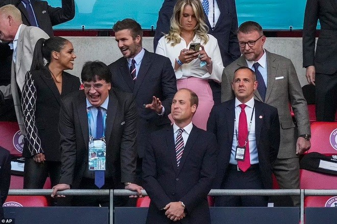 Bán kết Euro 2020: Danh thủ David Beckham lịch lãm, hào hoa khi đi cổ vũ đội Anh