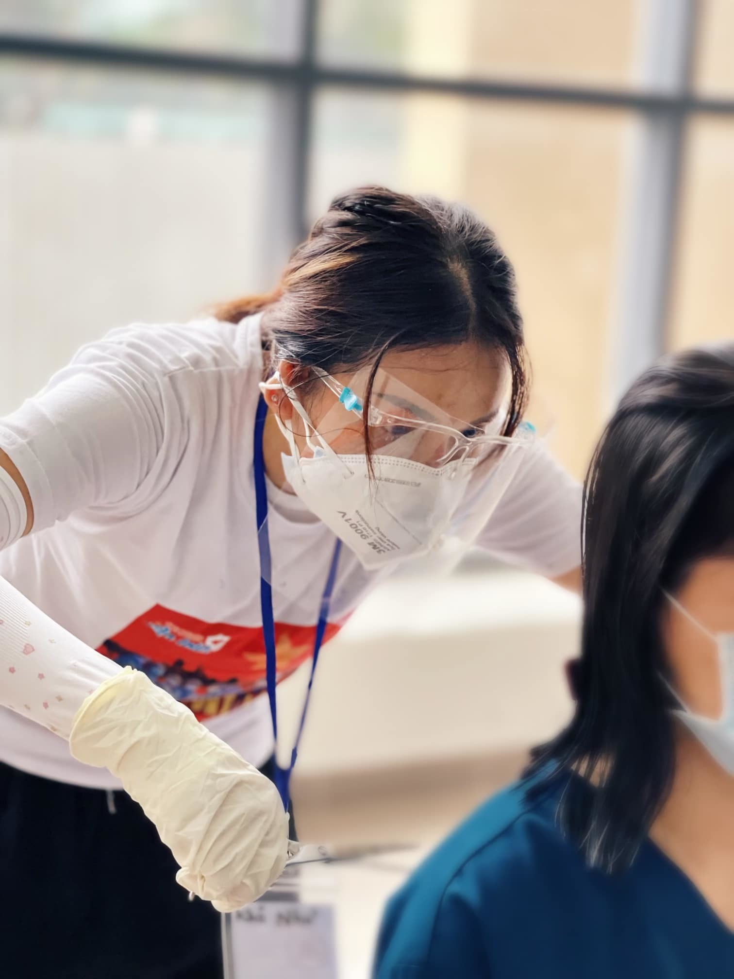 Phương Thanh cắt tóc, H'Hen Niê nấu cơm cho người dân vùng phong tỏa