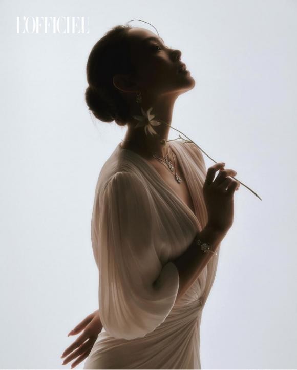 Minh Hằng tung bộ ảnh đẹp đến từng centimet sau đám cưới