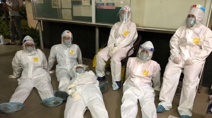 Lý do khiến gần 9.400 nhân viên y tế xin thôi việc...