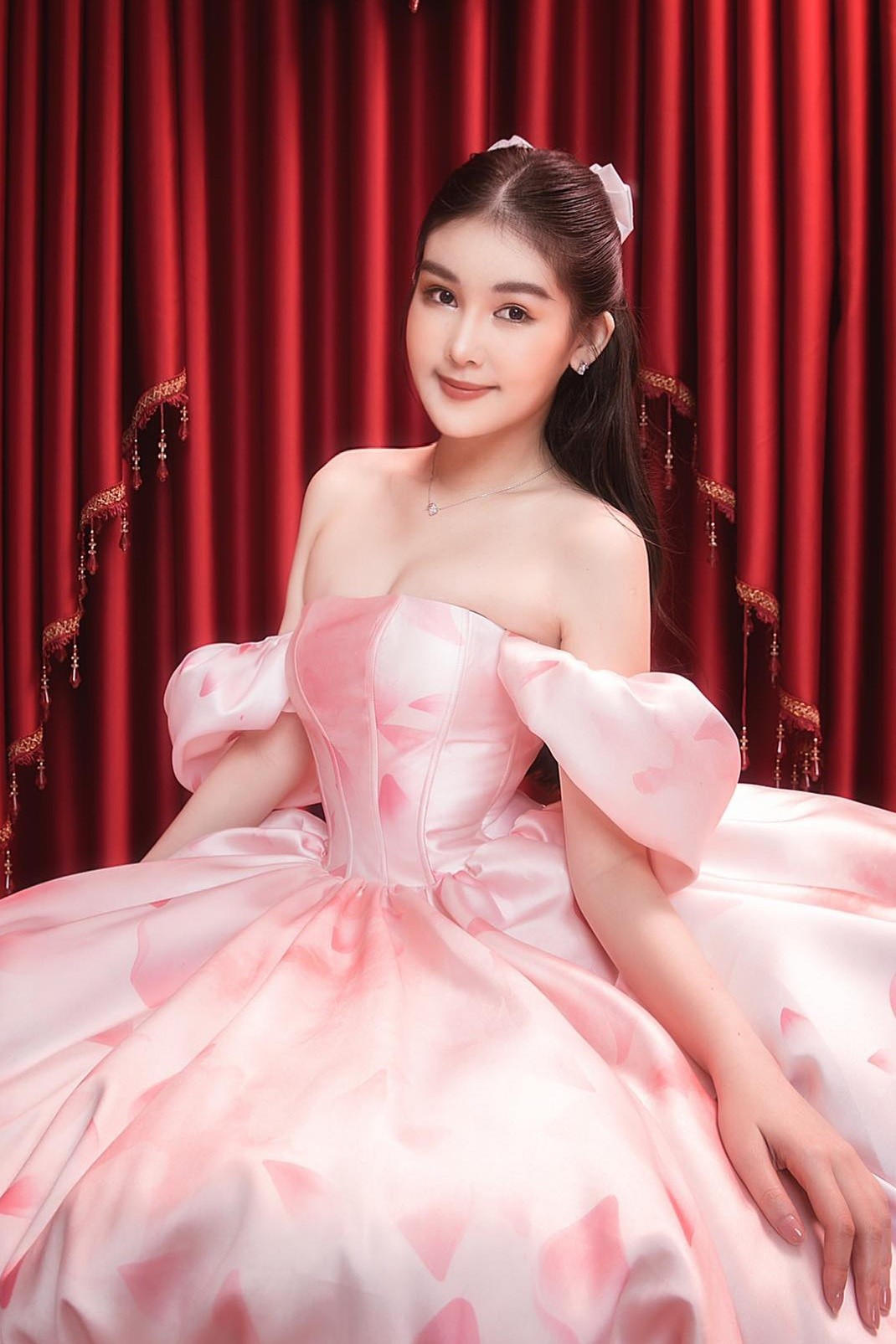 Người đẹp Lê Âu Ngân Anh bất ngờ thông báo sắp lên xe hoa