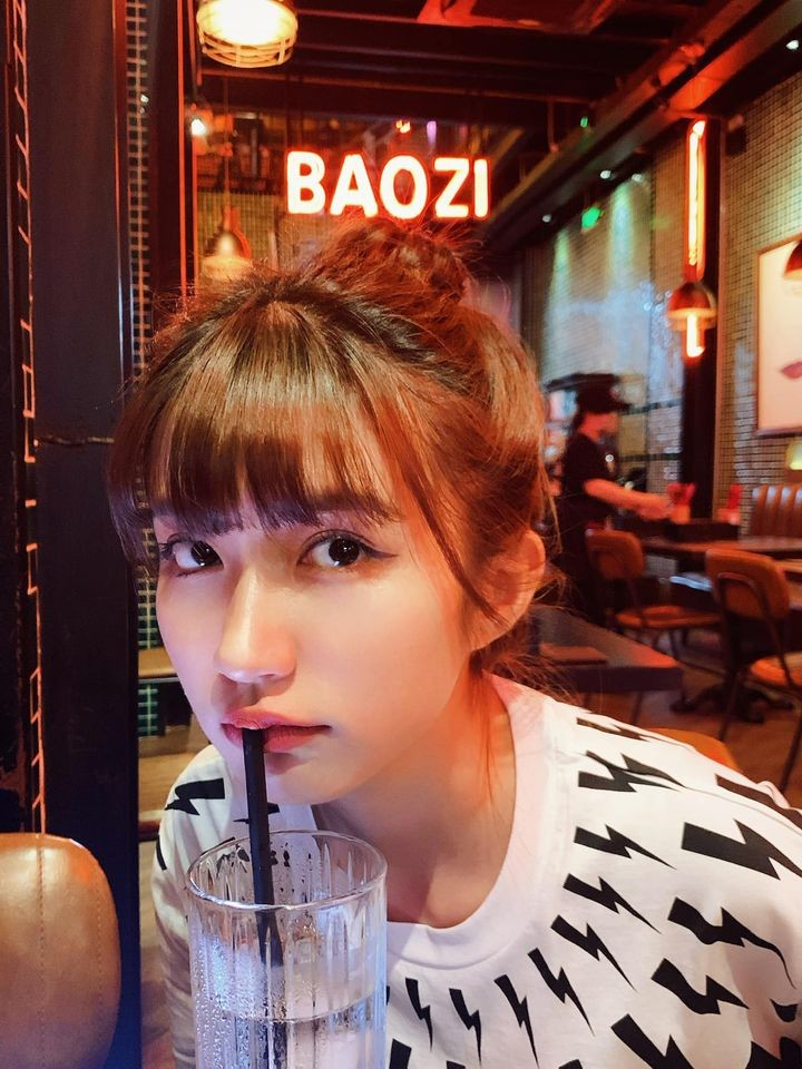 Sao Việt: Lý Nhã Kỳ 'tình tứ' bên trai trẻ