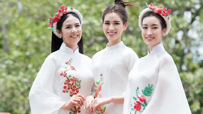 Sau tin được cầu hôn, Đỗ Mỹ Linh 'đọ sắc' cùng Đỗ Thị Hà, Ngọc Hân trong tà áo dài trắng