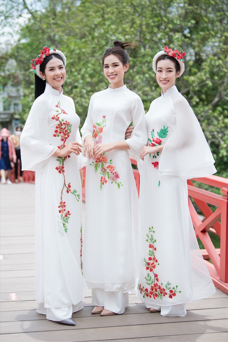 Đỗ Mỹ Linh diện áo dài đọ sắc cùng Đỗ Thị Hà, Ngọc Hân