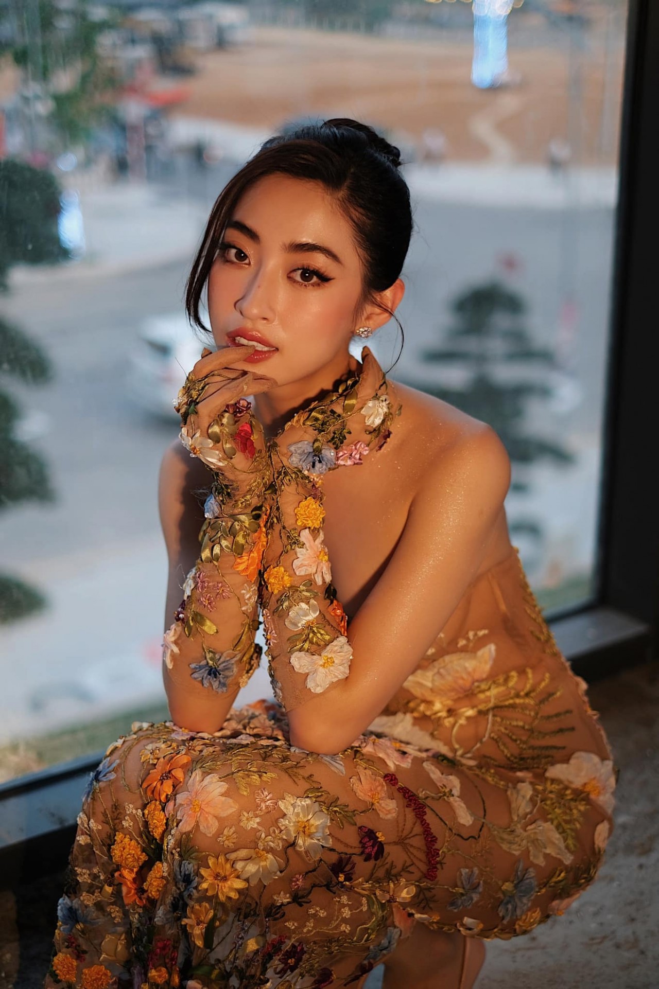 Hoa hậu Lương Thùy Linh khoe sắc vóc gợi cảm