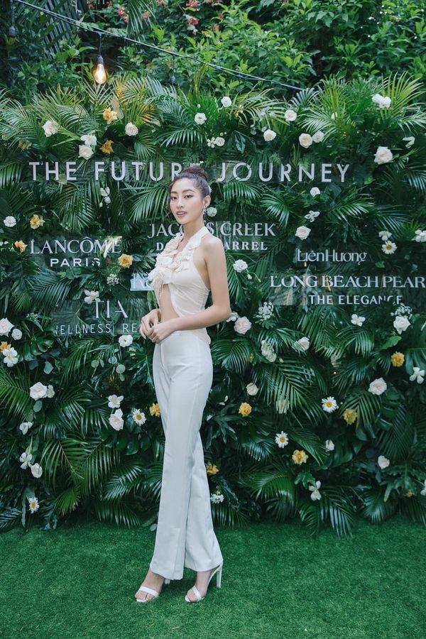 Hoa hậu Lương Thùy Linh khoe sắc vóc gợi cảm