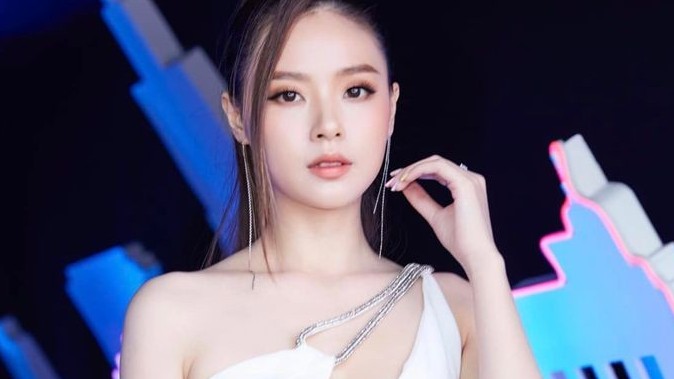 Sao Việt: Mạnh Trường 'tình tứ' bên vợ, Midu lại 'gây thương nhớ'