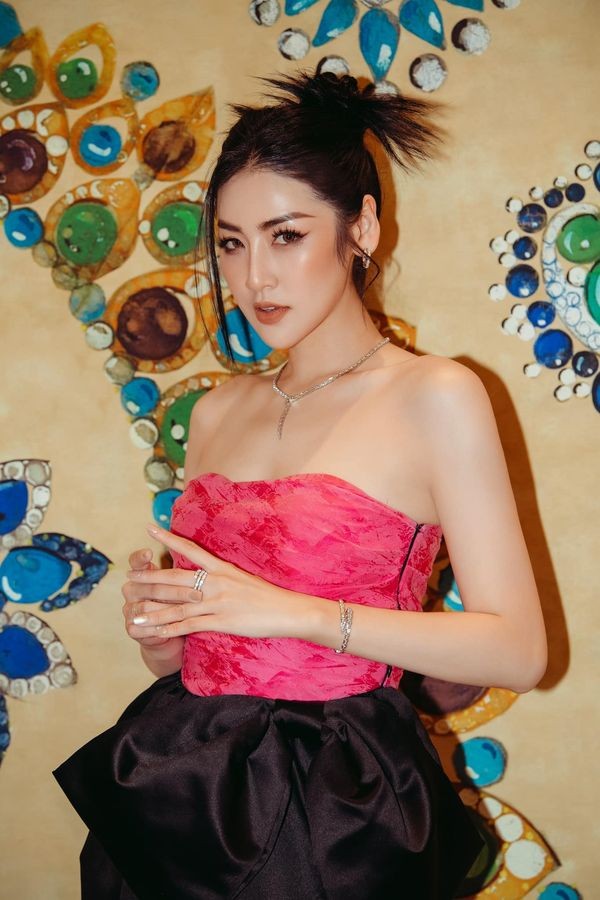 Vẻ đẹp không tì vết của Á hậu Tú Anh