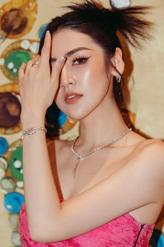 Vẻ đẹp không tì vết của Á hậu Tú Anh