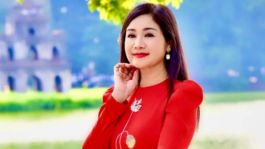 NSND Thu Hà xinh đẹp, nền nã trong tà áo dài