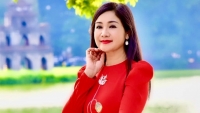 NSND Thu Hà xinh đẹp, nền nã trong tà áo dài
