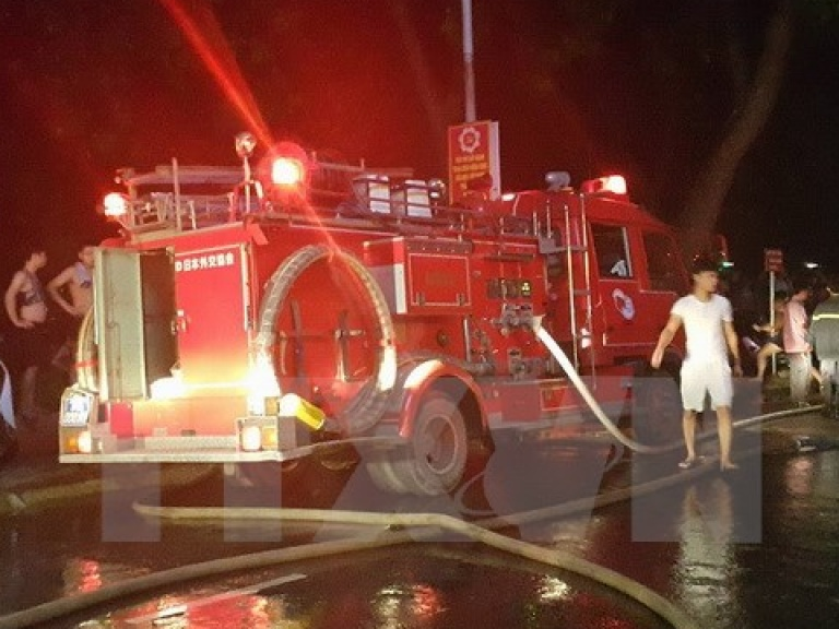 Căn nhà 3 tầng cháy lớn trong đêm ở TPHCM