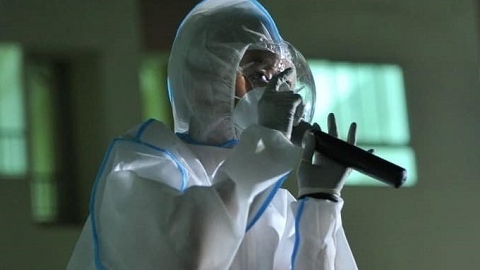 Tóc Tiên hát tặng bệnh nhân nhiễm Covid-19 trong bộ đồ bảo hộ kín mít