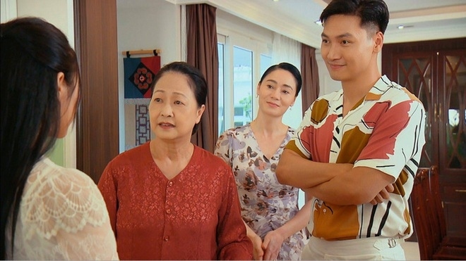 Hương vị tình thân: Long bị 'bóc mẽ' xài áo caro, Nam bị chê kém sang, Phương Oanh phản pháo: 'Nam mà được bung xõa thì chết với bà Hương vị tình thân: Long bị 'bóc mẽ' xài áo caro, Nam bị chê kém sang, Phương Oanh phản pháo: 'Nam mà được bung xõa thì chết với bà