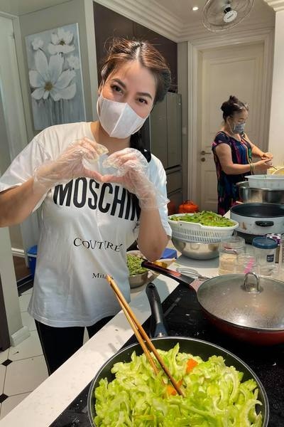 Trương Ngọc Ánh tặng 1 tấn gạo cho dân nghèo, muốn bán hết đồ đẹp làm việc thiện