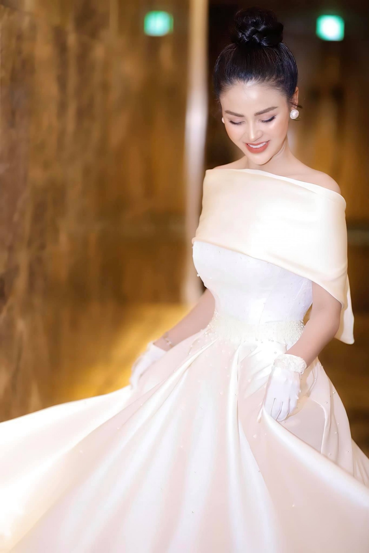 Lương Thu Trang gây thương nhớ với đầm trắng tinh khôi