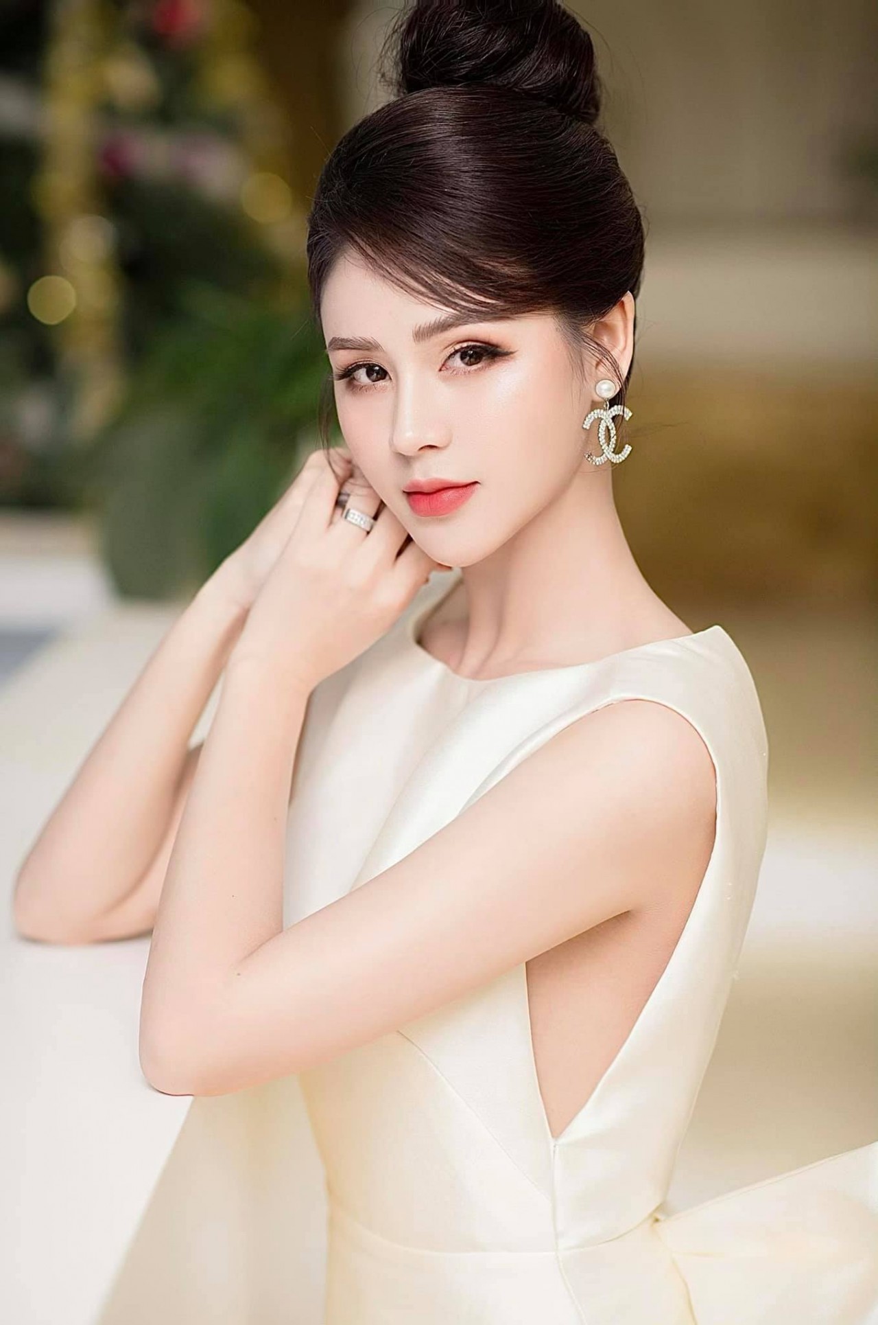 Lương Thu Trang gây thương nhớ với đầm trắng tinh khôi