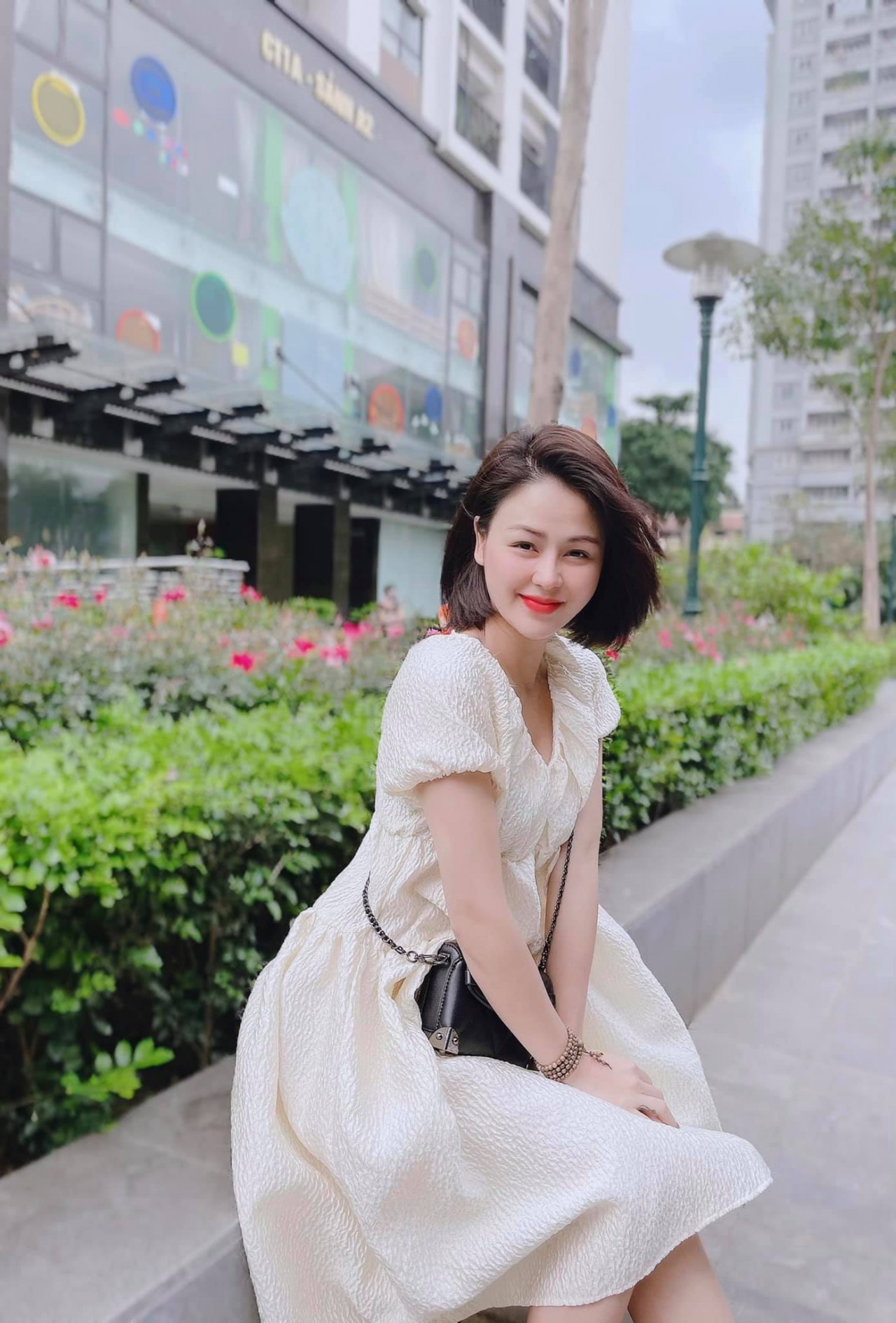 Lương Thu Trang gây thương nhớ với đầm trắng tinh khôi