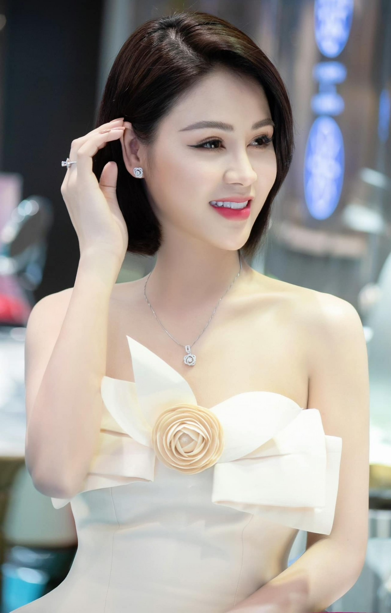Lương Thu Trang gây thương nhớ với đầm trắng tinh khôi