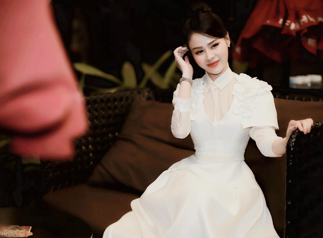 Lương Thu Trang gây thương nhớ với đầm trắng tinh khôi