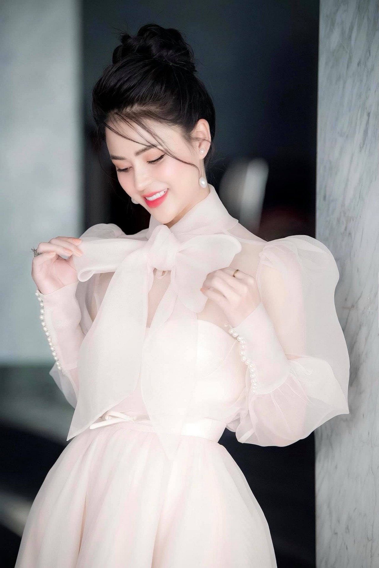 Lương Thu Trang gây thương nhớ với đầm trắng tinh khôi