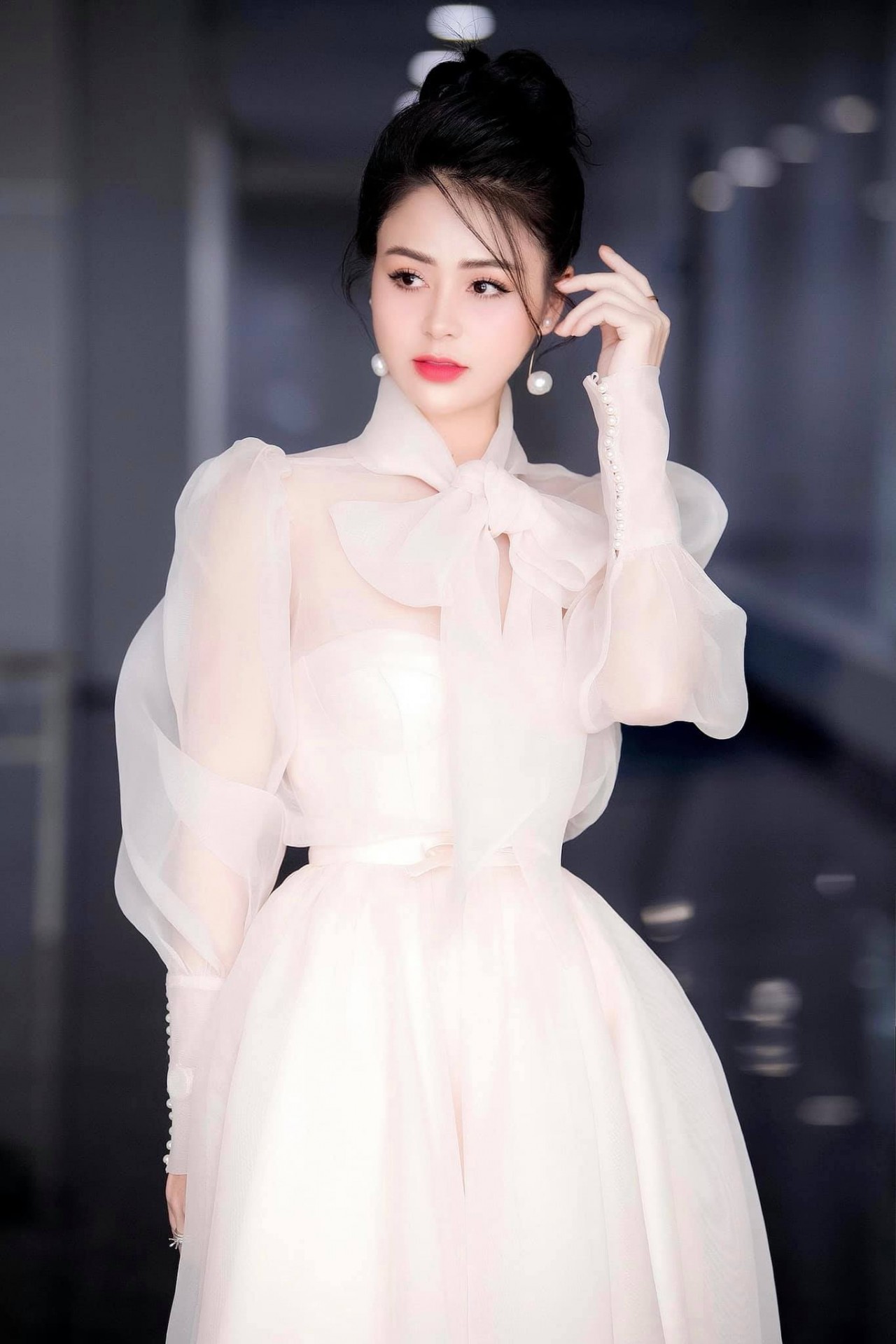 Lương Thu Trang gây thương nhớ với đầm trắng tinh khôi